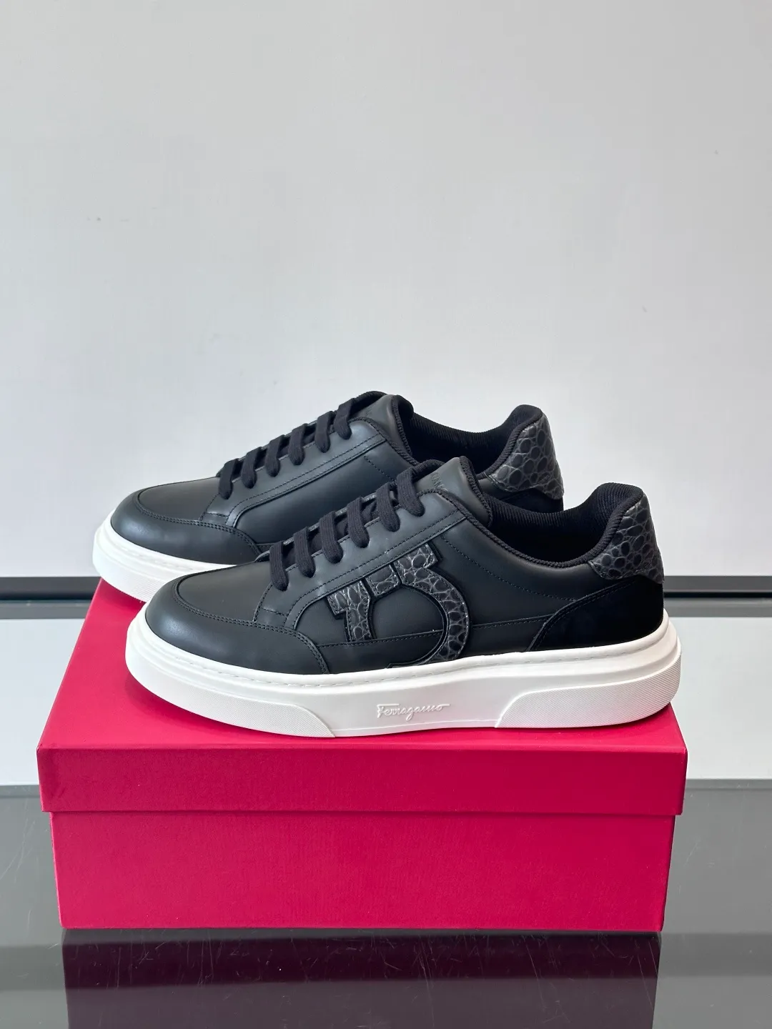 P420 Ferragamo Gancini sneakers Men's Ferragamo Gancini series low-top sneakers, leather + suede stitching, with the iconic Gancini buckle on the side, simple and classy. The thick-soled design is comfortable to wear and can quietly increase your height. It is very versatile for daily casual wear! ◎size: 38-46 (45.46 is custom-made and cannot be returned or exchanged) No. 004